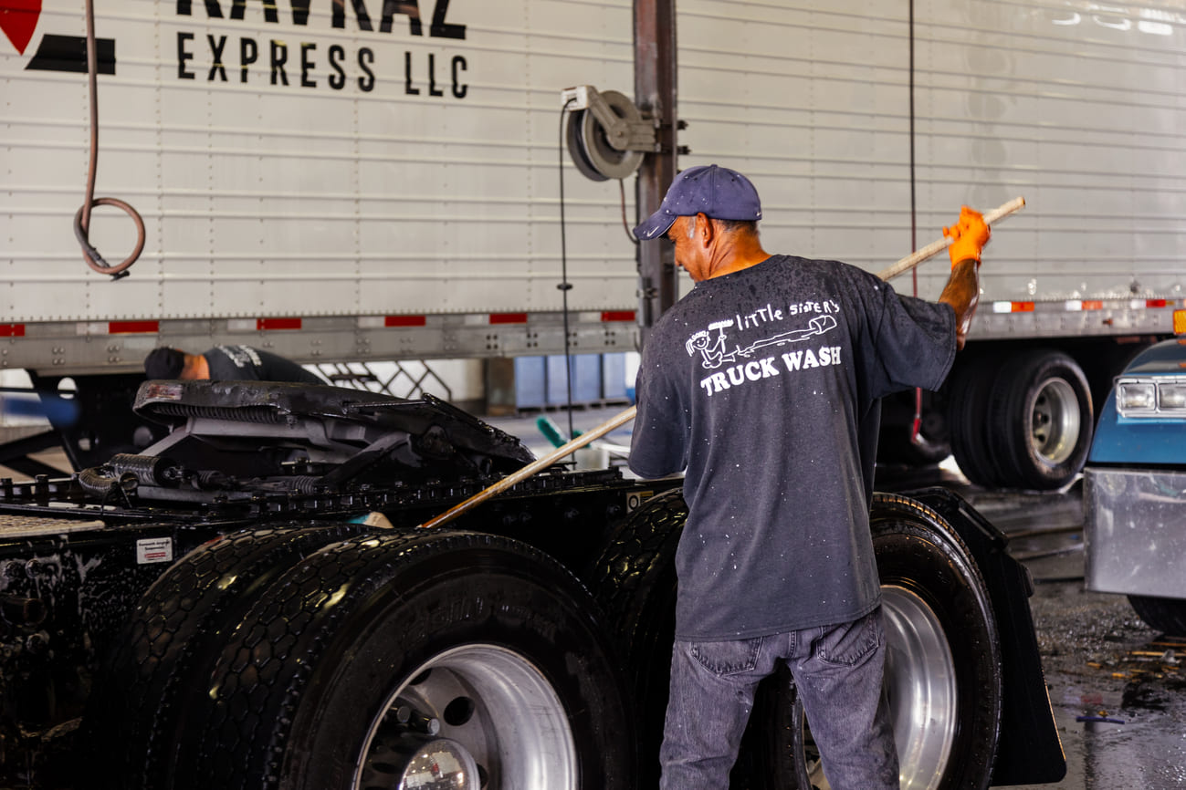 The Benefits of a Commercial Truck Wash in Fontana